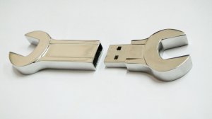 pendrive modelo AC - -TORNILLO / AC - LLAVE INGLESA